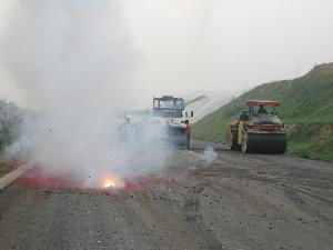 南百高速17标段率先完成沥青路面上面层施工，路面工程迎来关键进展