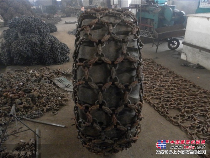 路面工程中的神器 铲运机轮胎防滑链与装载机轮胎保护链的应用解析