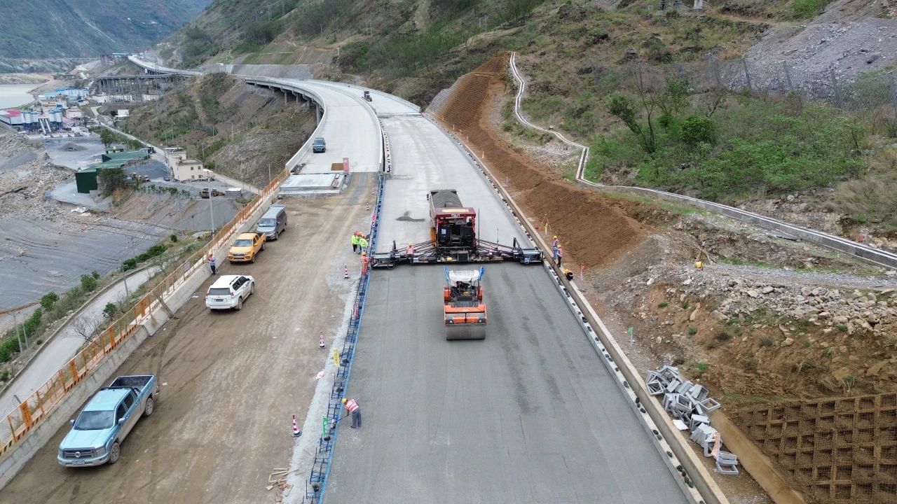 沿江高速金宁段路面施工启动，交通动脉迈入崭新阶段